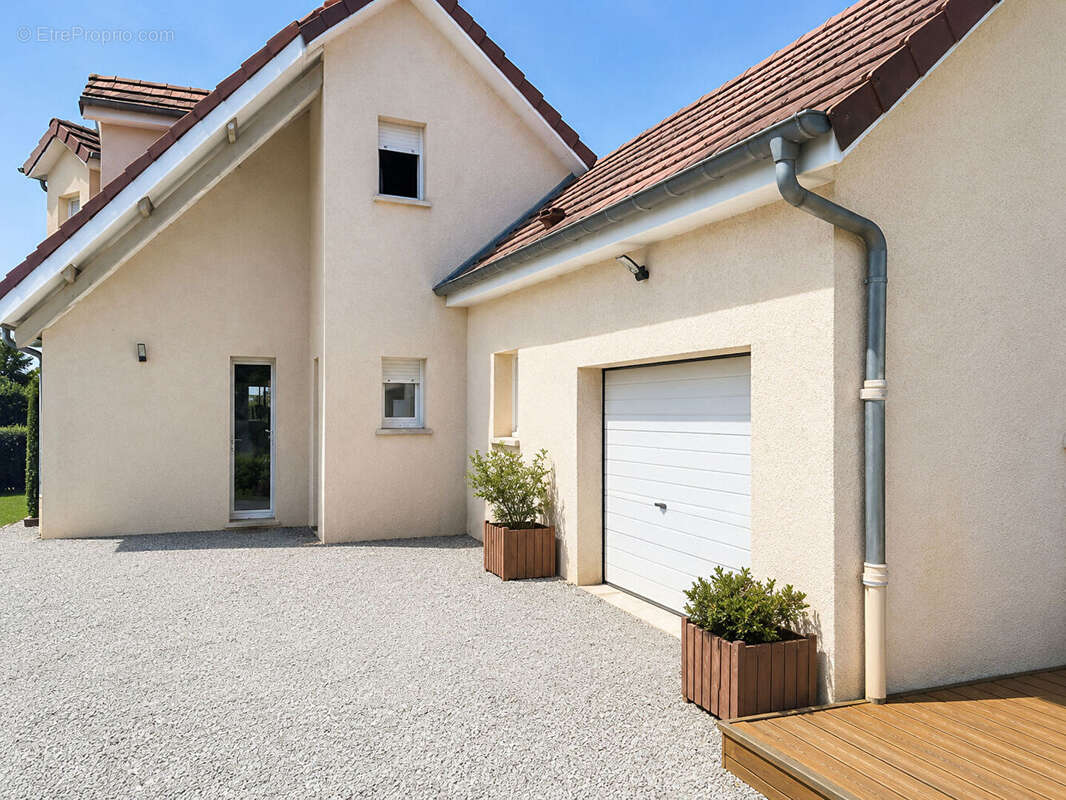 Maison à POUILLEY-LES-VIGNES