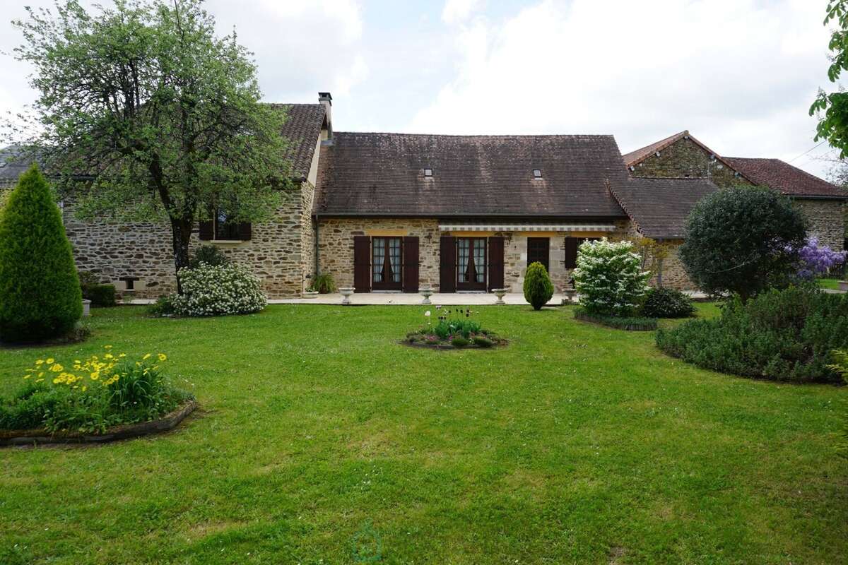 Charmant corps de ferme situé au coeur du paisible et pittoresque paysage du Périgord Vert. - photo 2