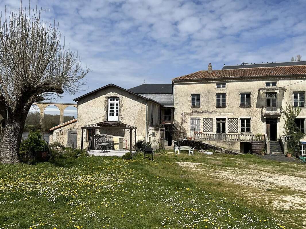 Bien rare et unique: Château à rénover situé sur une île - photo 11