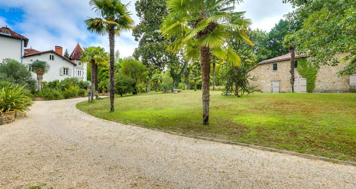 Domaine du XVIIIème siècle - 390 m2 - photo 2