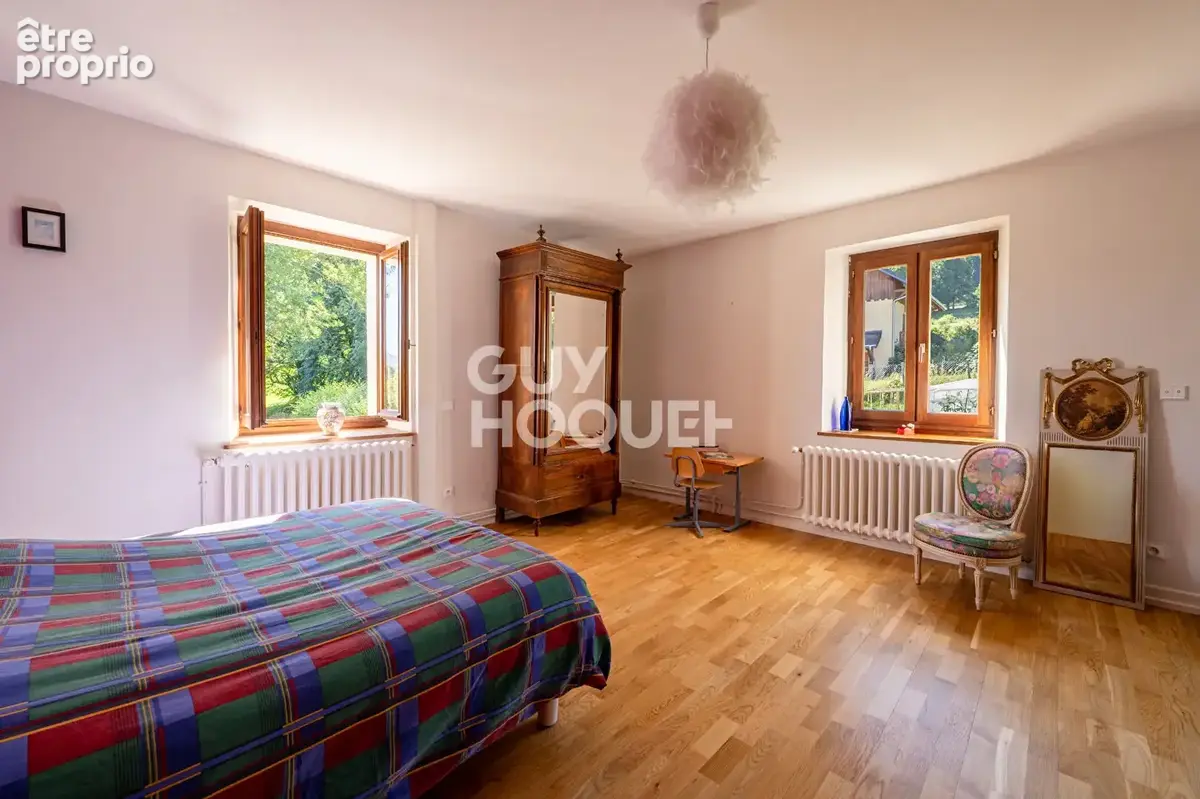 Maison de caractère de 228,4 m² - DPE E - Six chambres, dépendances et vue sur les montagnes - photo 11