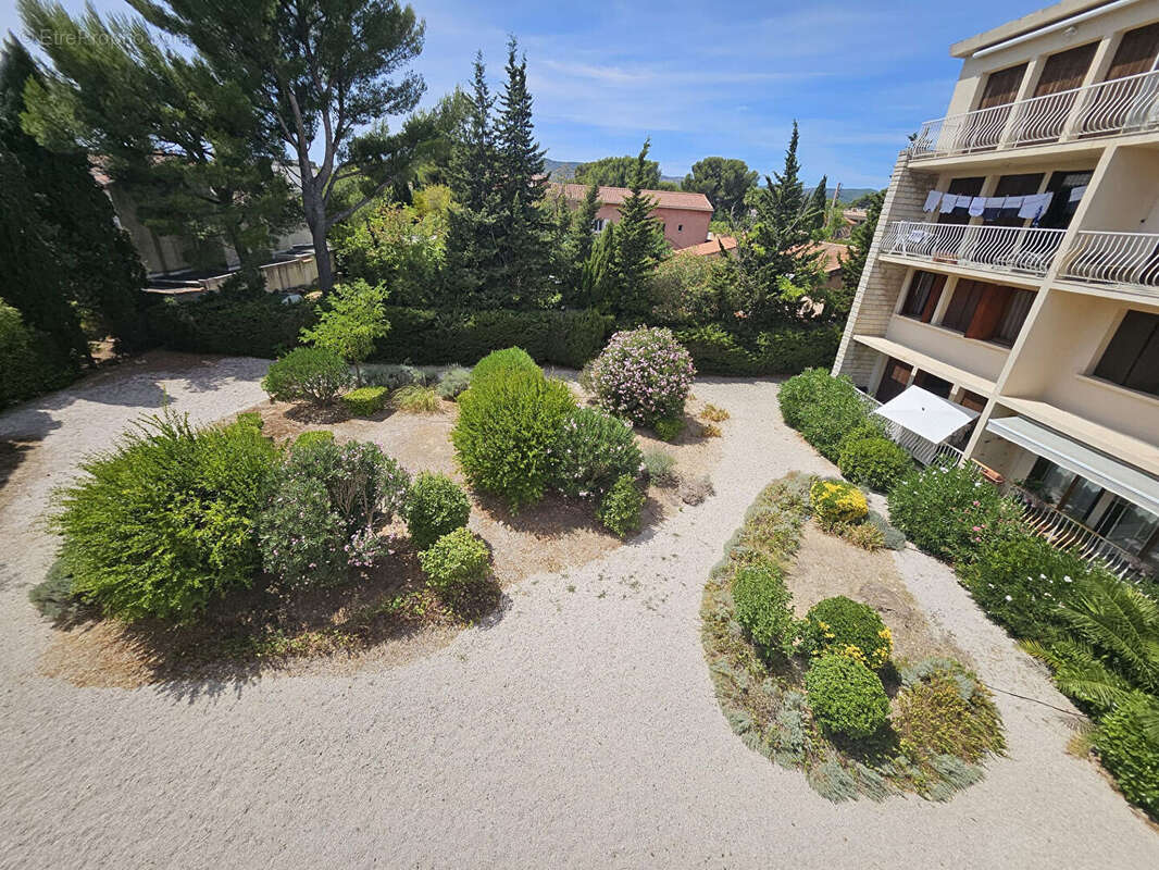 À deux pas des plages de La Ciotat Appartement T3/4 avec terrasse, aperçu mer et dernier étage - photo 2