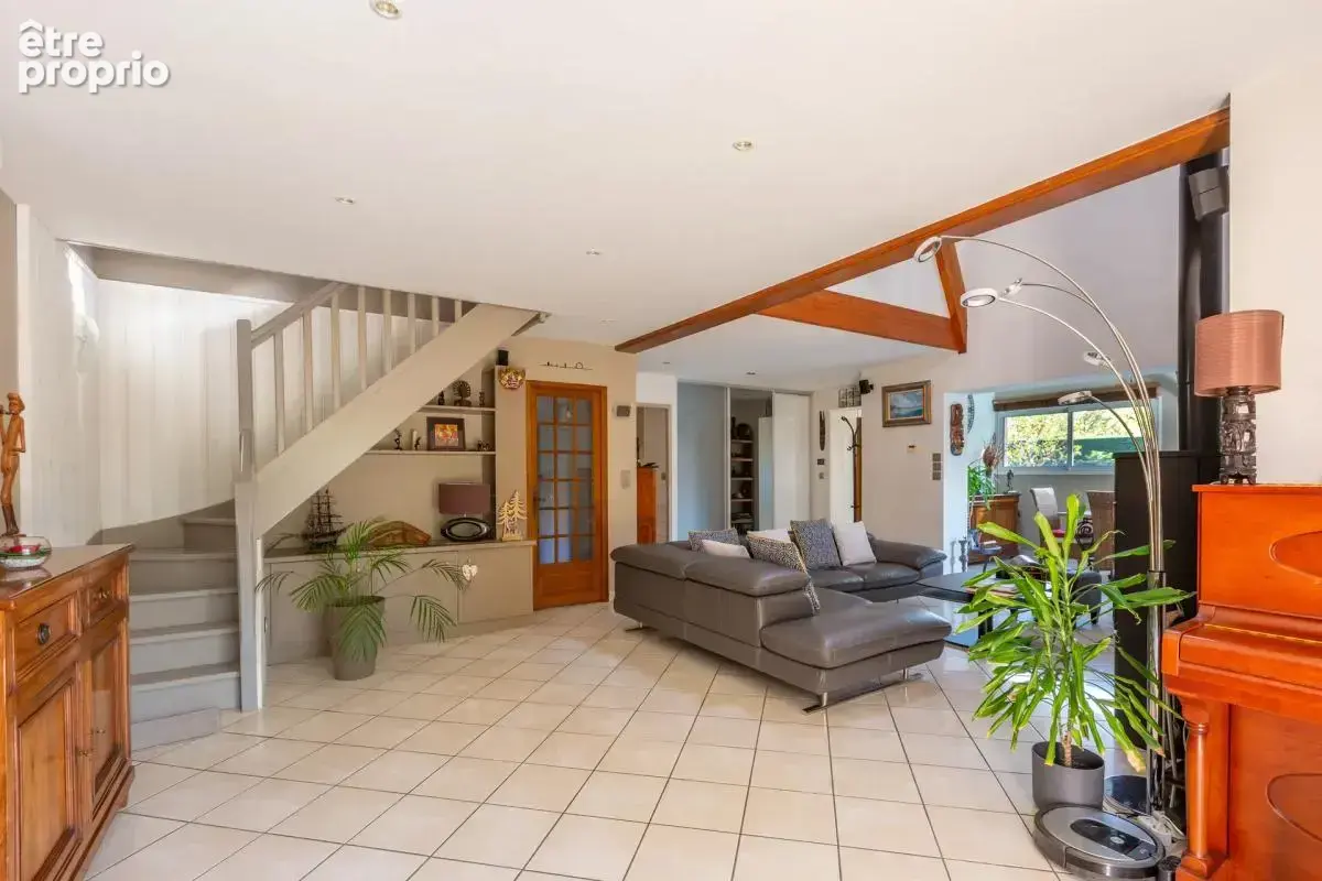 Maison de 8 pièces de 178 m² à La Tour-de-Salvagny - photo 8