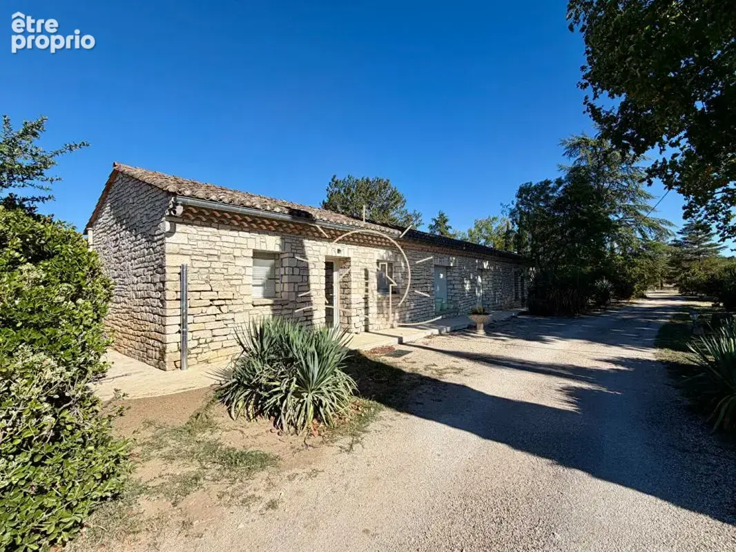 Propriété d'exception à Barjac au coeur de 8 hectares avec lac privé - photo 3