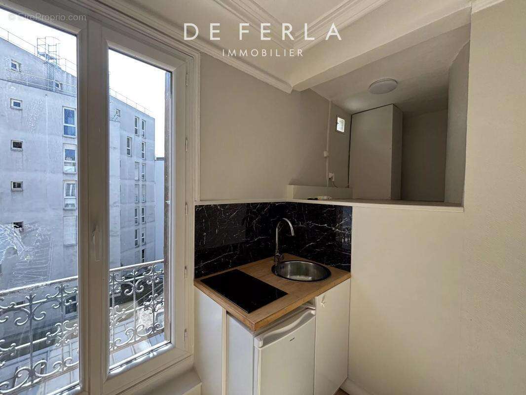 JAURÈS - Studio en dernier étage refait à neuf - photo 3
