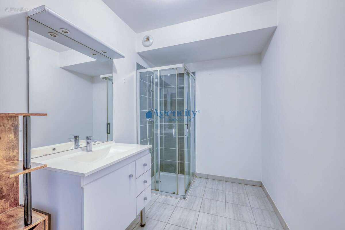 Salle d'eau - Appartement à NOISY-LE-GRAND