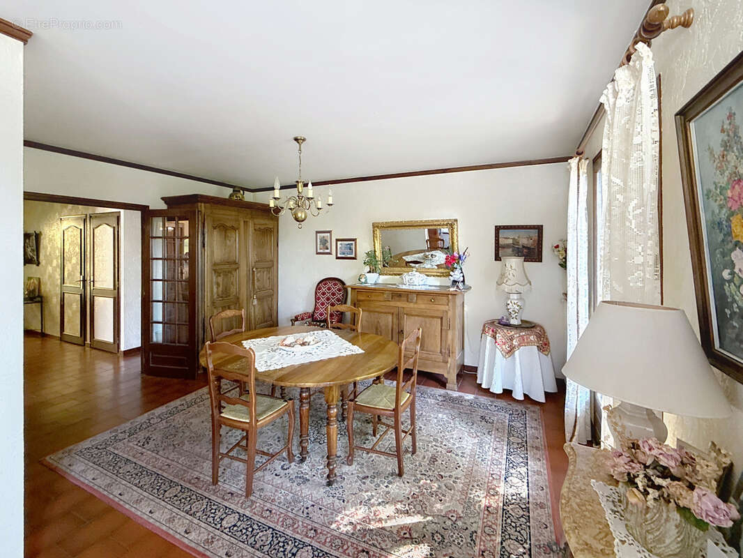 Maison à SAINT-GENIS-LES-OLLIERES