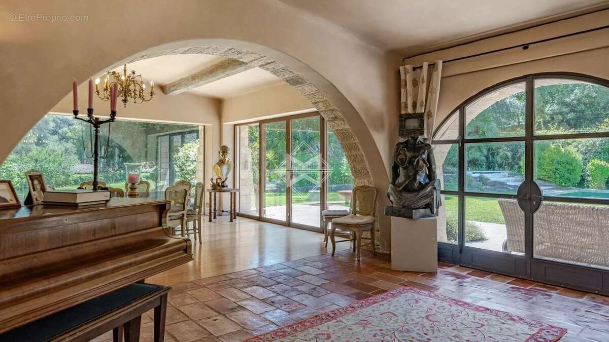 Maison à ROQUEFORT-LES-PINS