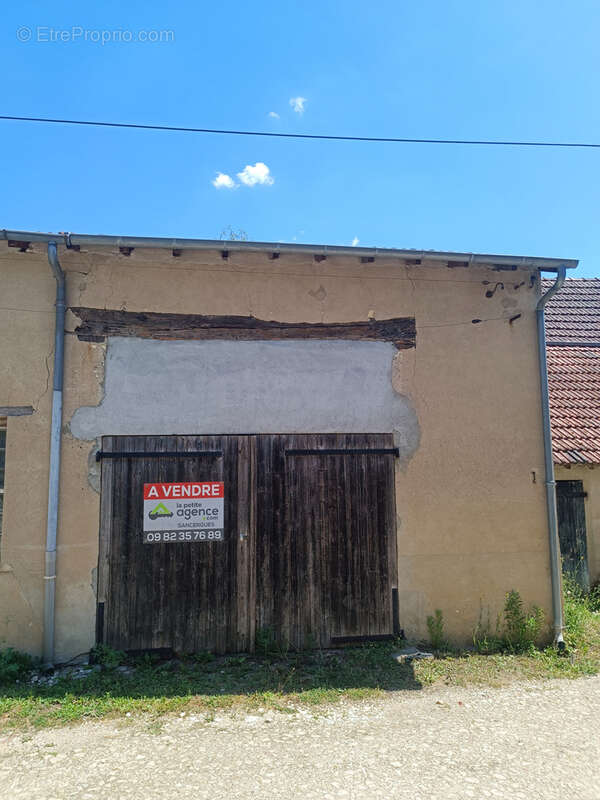 Parking à SANCERGUES