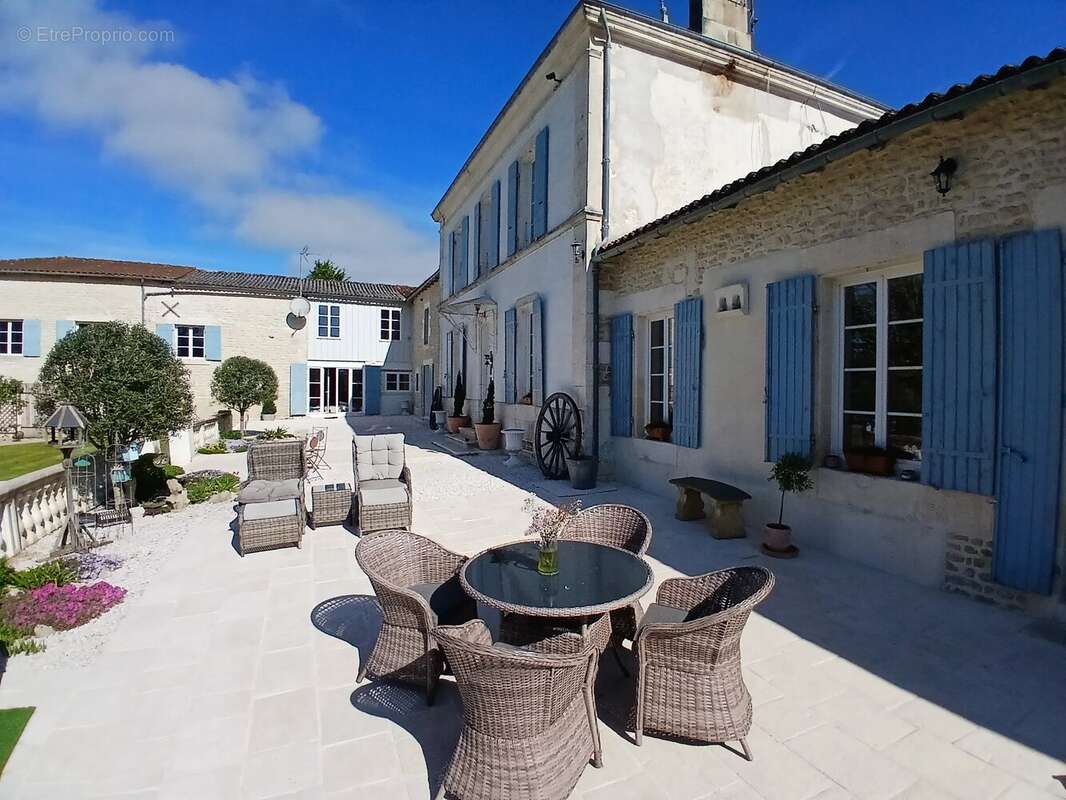 Maison à SAINT-JEAN-D'ANGELY