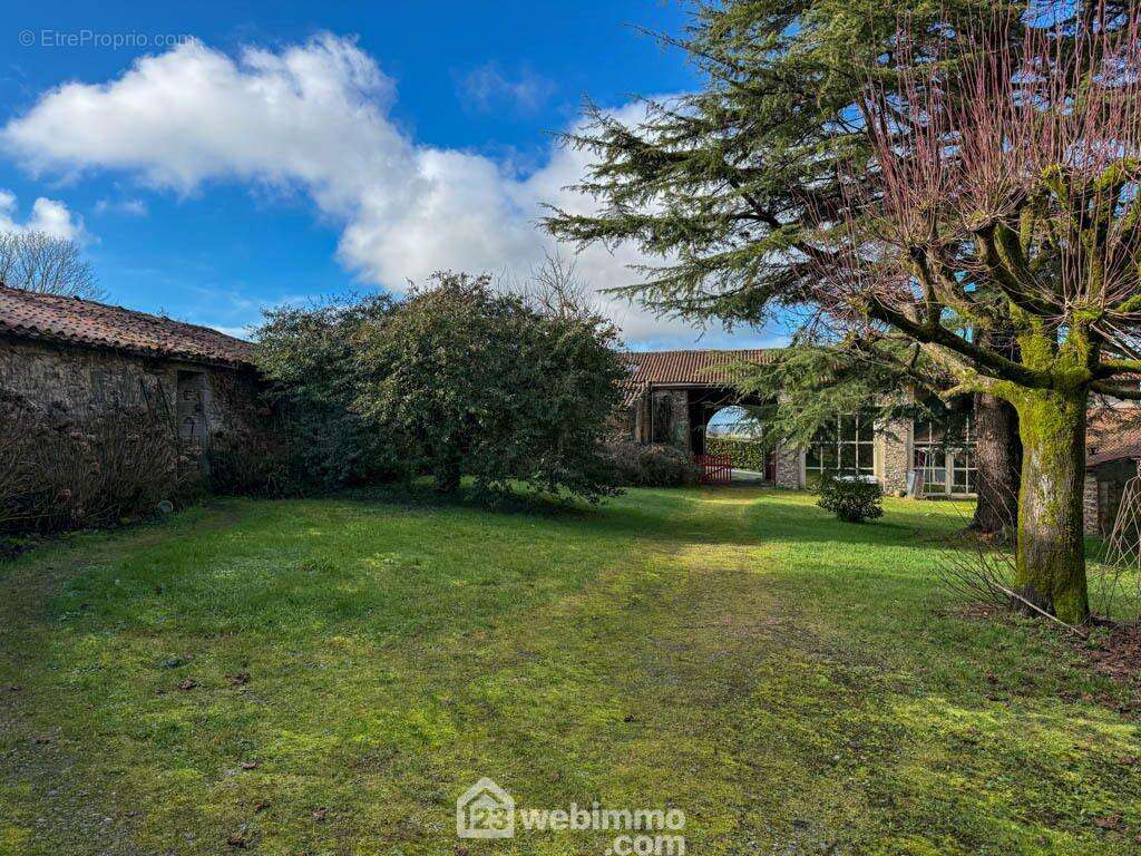 Au c½ur du bocage vendéen, venez découvrir ce logis du 16ème siècle ! - Maison à LA CHATAIGNERAIE