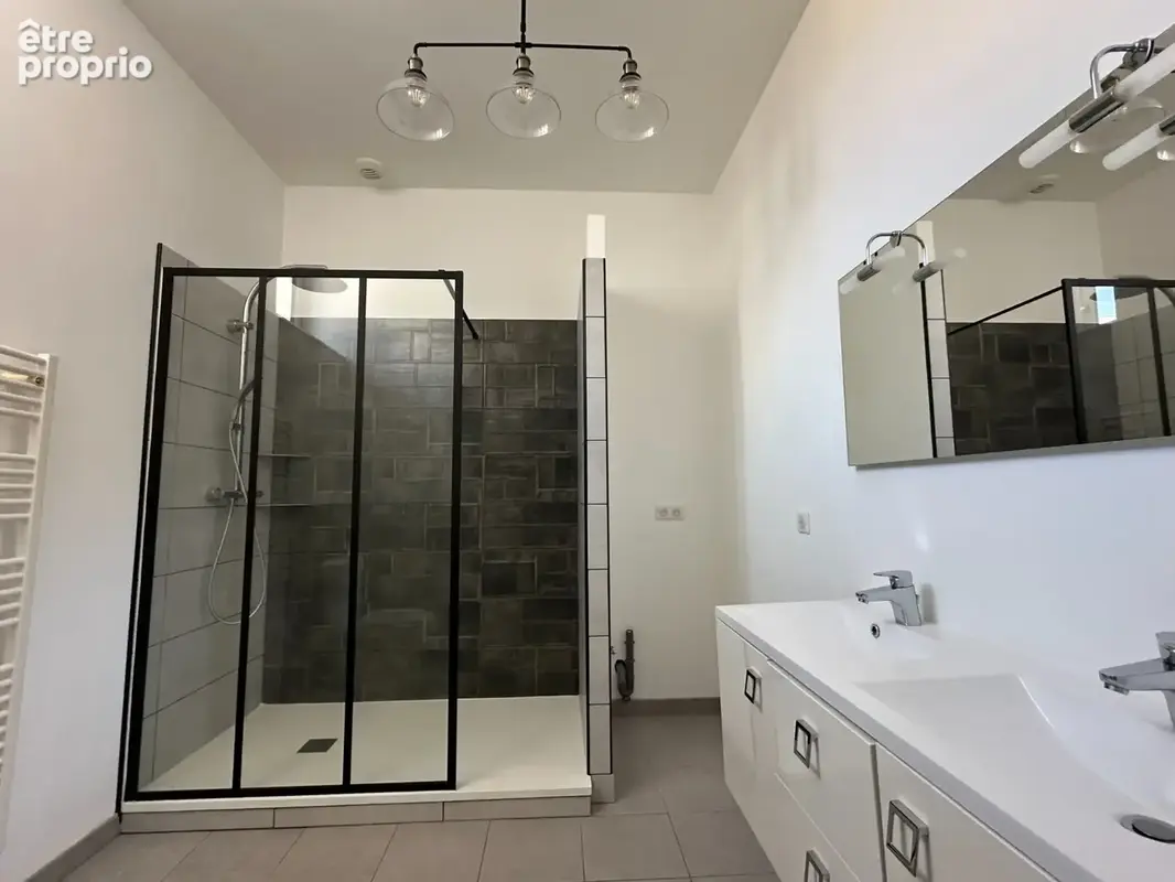 ULTRA-CENTRE SAUMUR, Appartement lumineux rénové de 82m² avec stationnement sécurisé et cave - photo 9