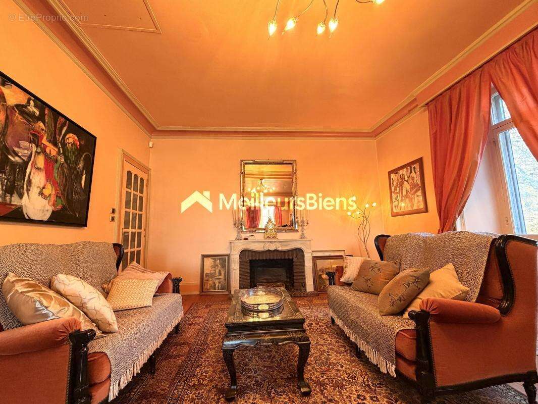 Maison à MONTREUX-CHATEAU