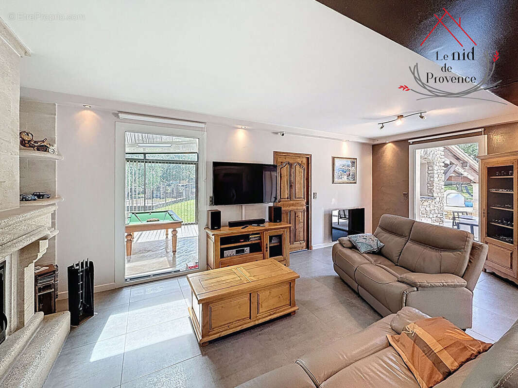 Maison à LA ROQUE-SUR-PERNES