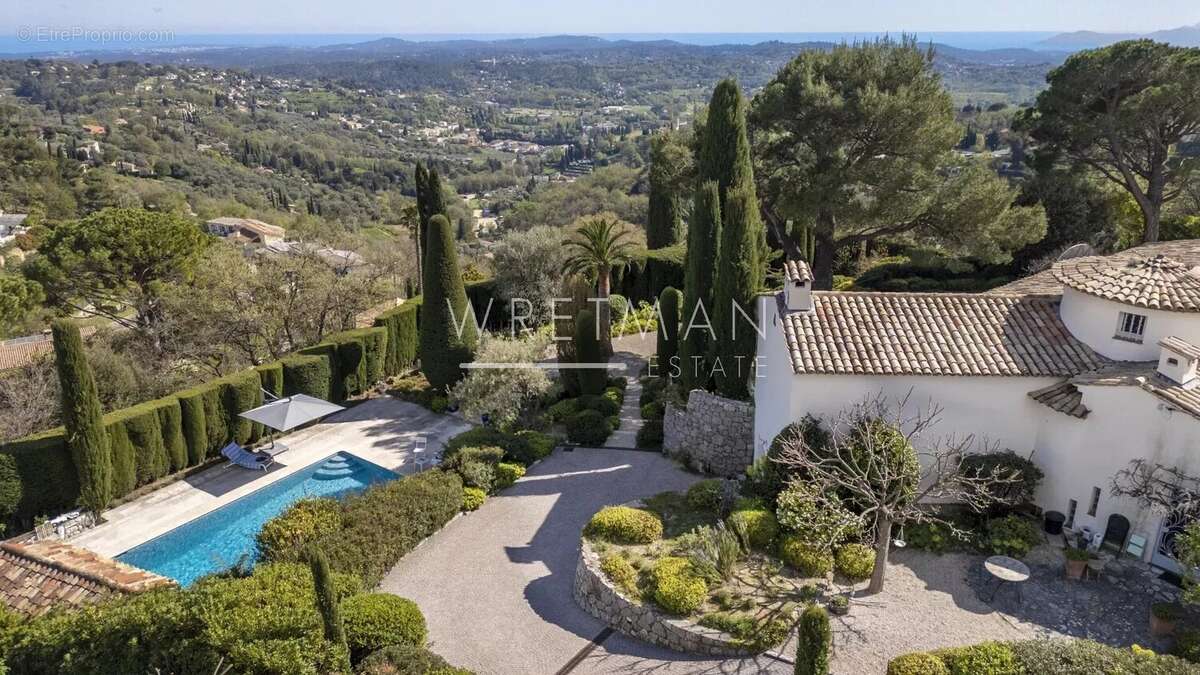 Maison à CHATEAUNEUF-GRASSE
