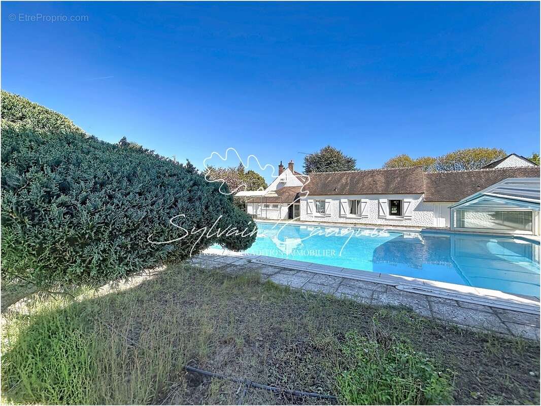 Propriété à vendre proche de CHATEAUNEUF SUR LOIRE  - 1 hectare - Fermette de caractère de 394m2 - Piscines chauffée - Cours de  - photo 3