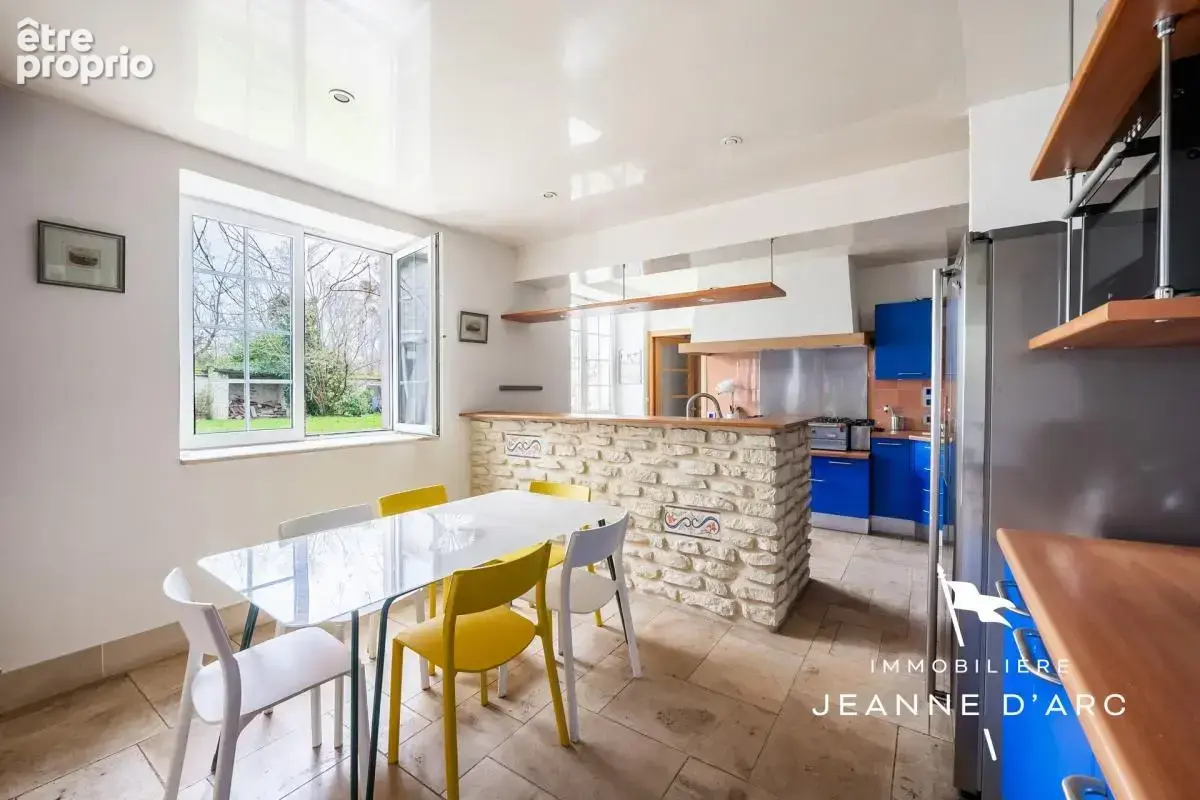Grande maison familiale de 360 m2 avec jardin clos, à 5 minutes de Thoiry 8 Pièces 5 chambres + Piscine intérieure - photo 4