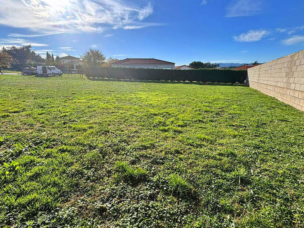 Terrain à COMMELLE-VERNAY