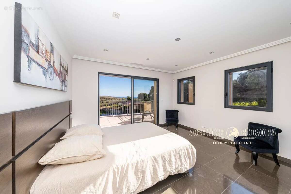 Maison à ROQUEFORT-LES-PINS