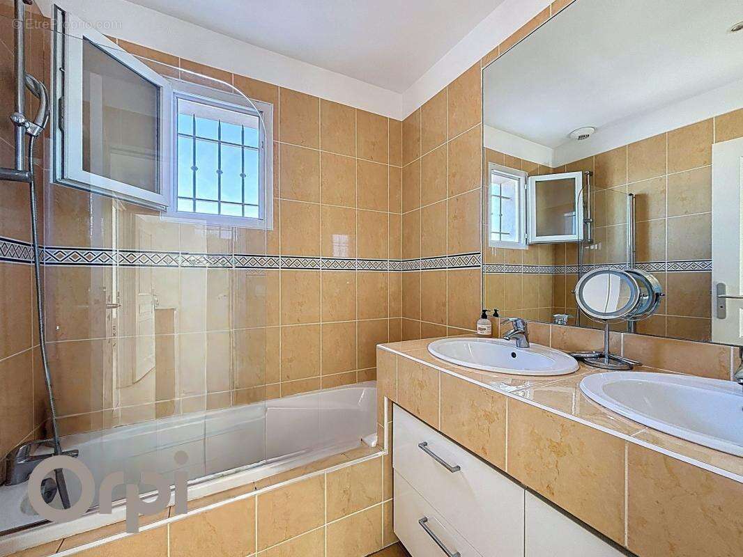 Maison à ROQUEBRUNE-SUR-ARGENS