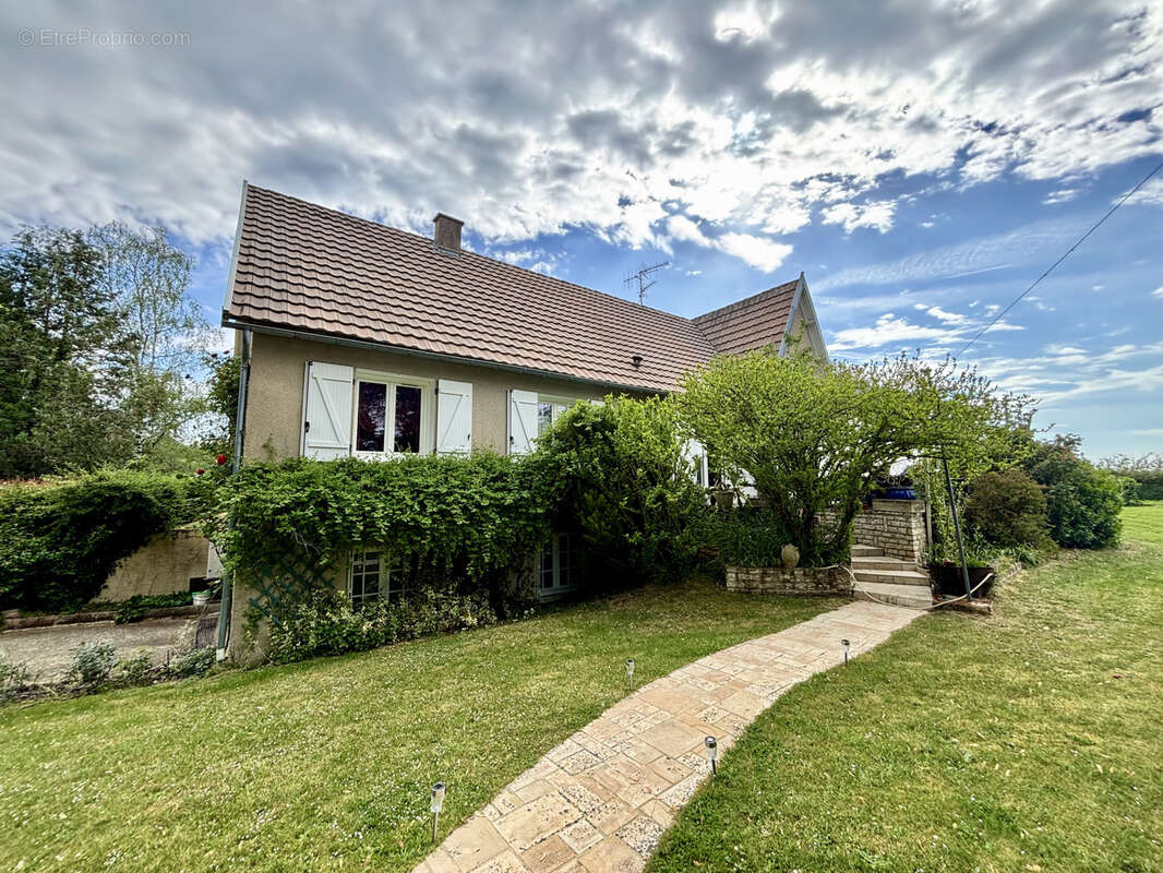 Maison à MONTAMISE