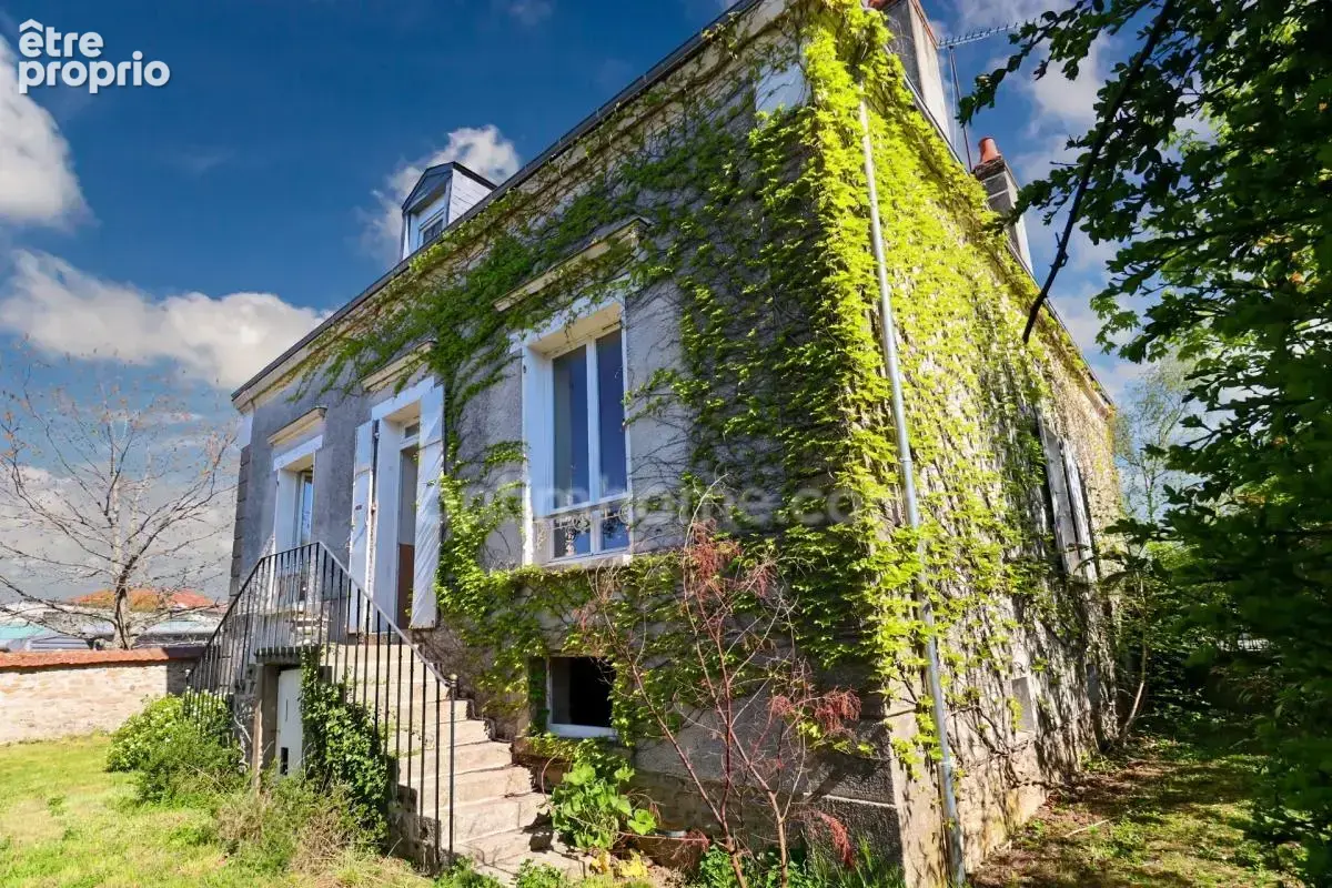 Maison de Charme et de Caractère -175 m² environ - 10 pièces - 7 chambres - Terrain 1450 m² environ - SAINT SULPICE LES FEUILLES - photo 3