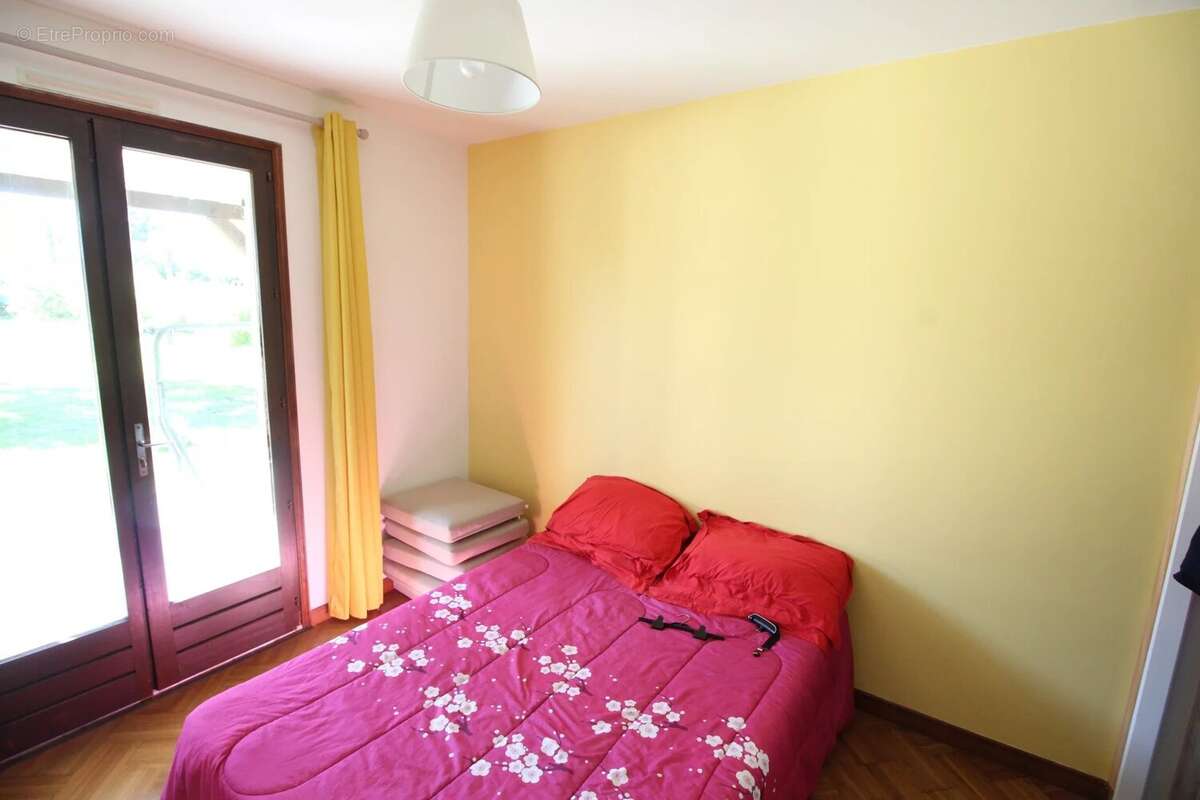 Maison individuelle de trois chambres avec studio d'une chambre, piscine et grand terrain - photo 8
