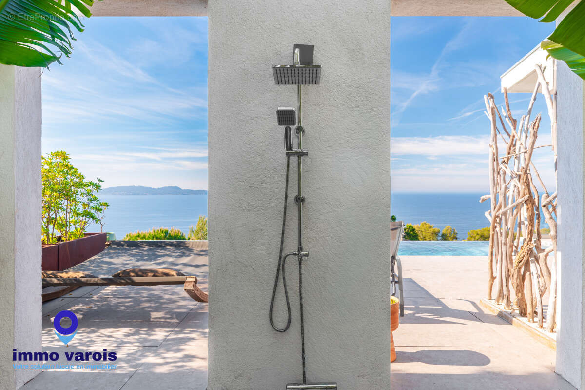 Carqueiranne vue mer panoramique, villa contemporaine 180 m2, 4 chambres, piscine chauffée, terrain 1 000 m2 - photo 8