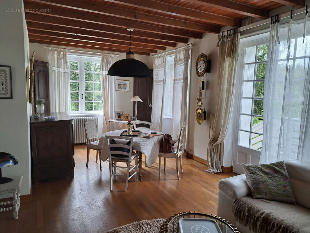 Maison d'habitation avec beaucoup de caractères sur 1300m2 - photo 5