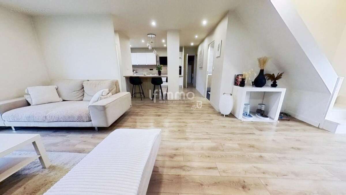 Maison à VAUX-LE-PENIL