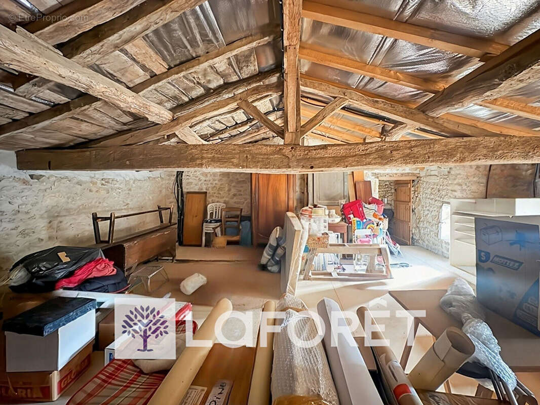 Maison à SAINT-GENIS-DE-SAINTONGE