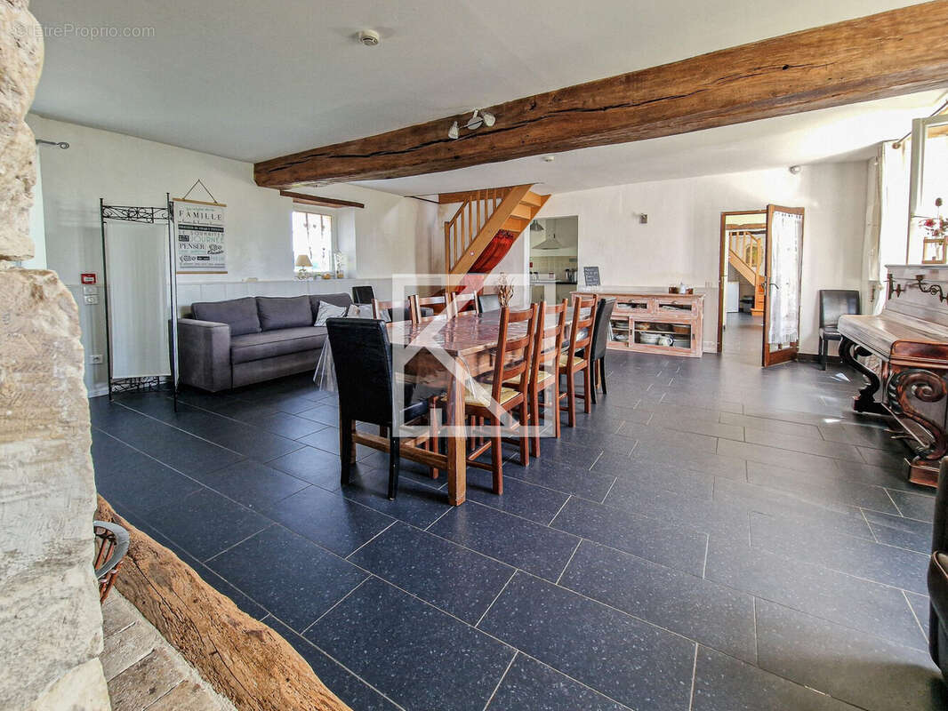 Maison 561 m² à Bossee  - photo 7