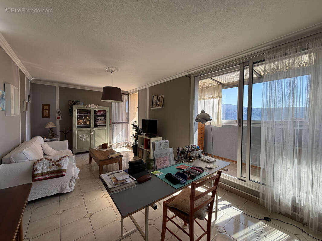 Appartement à CARROS