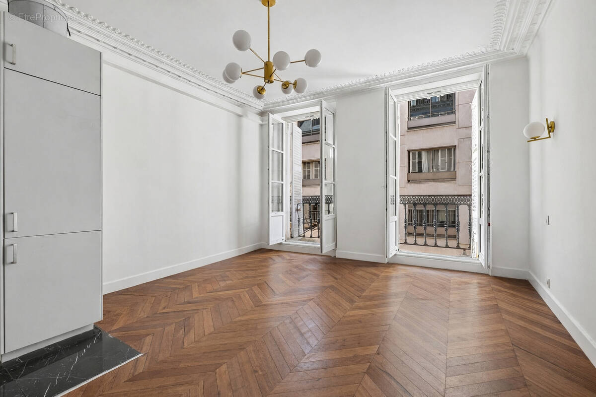 Appartement à PARIS-1E