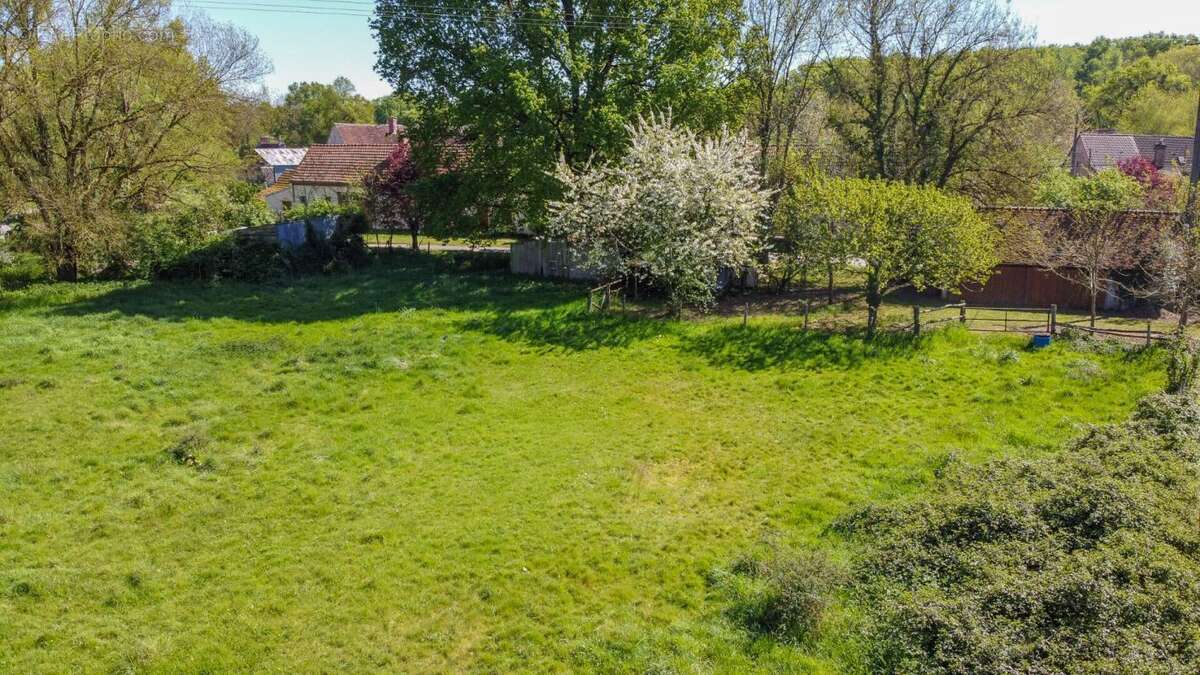 Terrain à SAINT-GEORGES-SUR-LA-PREE