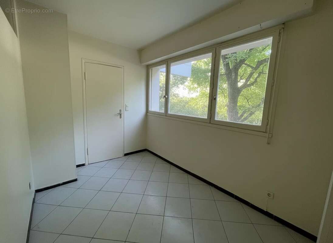Grand studio dans un bel environnement - parking - photo 7