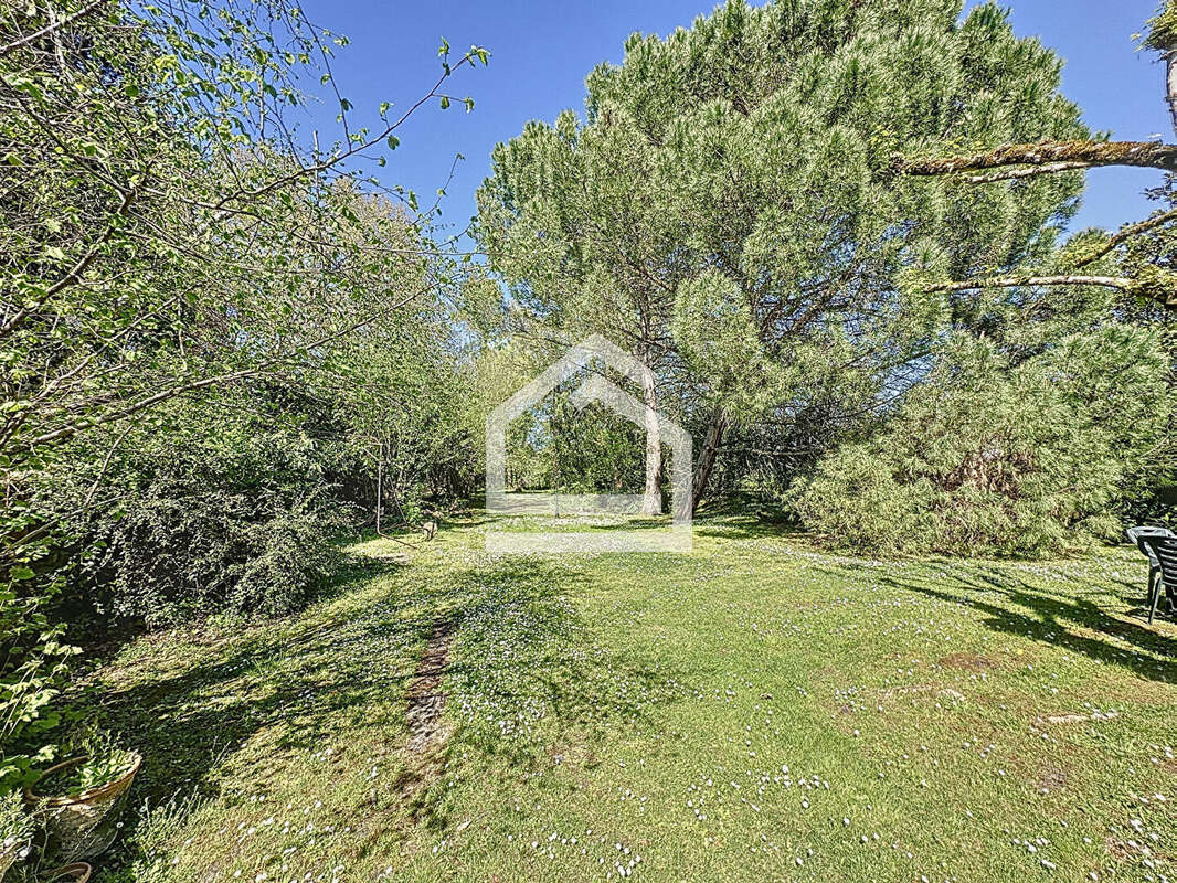 Maison à SAINT-MEDARD-DE-GUIZIERES