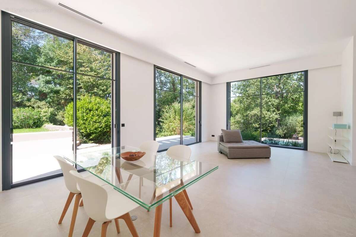Maison à ROQUEFORT-LES-PINS