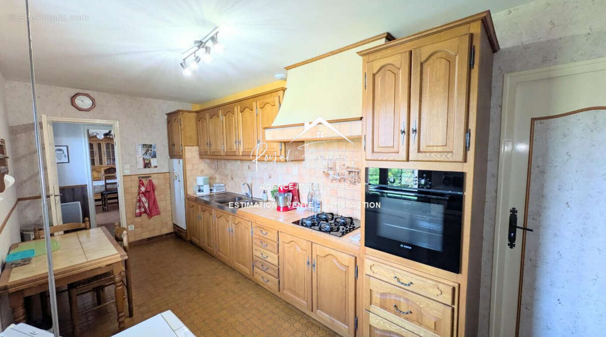 Cuisine A et E - Maison à DANGE-SAINT-ROMAIN