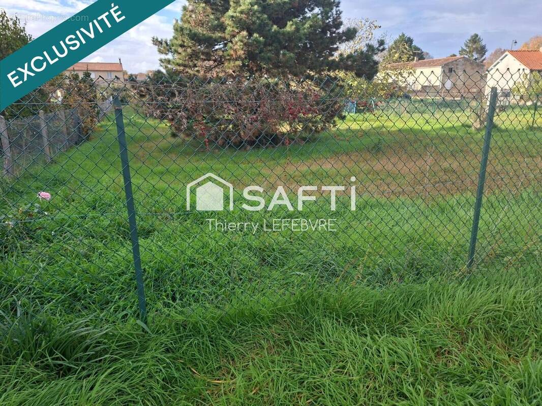 Photo 1 - Terrain à VENDEUVRE-DU-POITOU