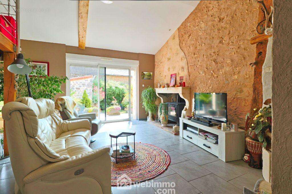 Attenant, un espace salon de 27 m2, - Maison à MARIGNY-CHEMEREAU