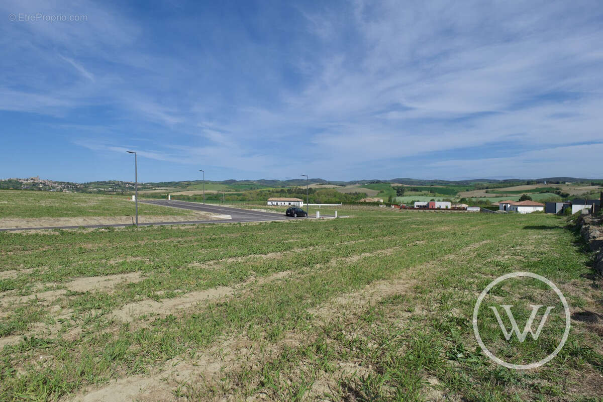 Terrain à VILLENEUVE-LES-MONTREAL