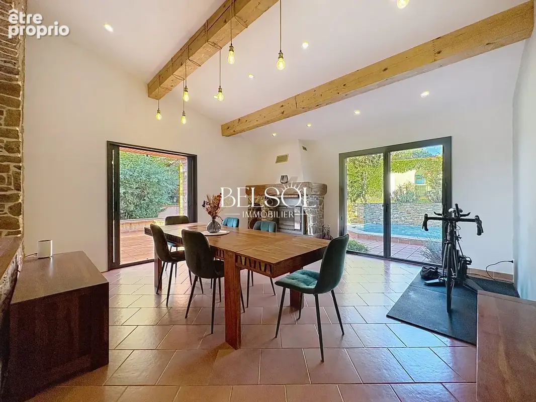 Accès direct à la 1ere salle à manger avec sa  cheminée