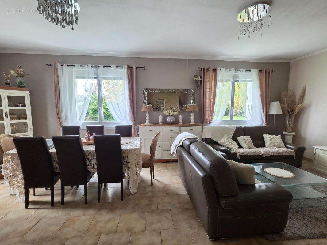 Maison à SAINT-JEAN-D'ANGELY