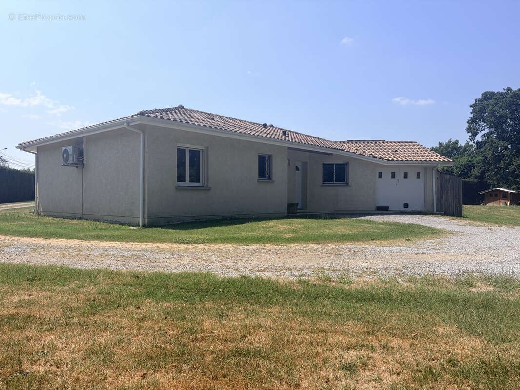 À découvrir à Grenade-sur-l'Adour : une villa familiale aux beaux volumes, dans un environnement privilégié ! - photo 3