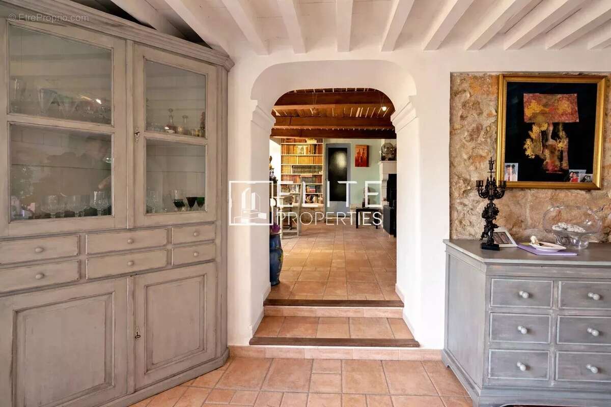 Grasse : Maison de Maître avec Potentiel Constructible Majeur ! - photo 9