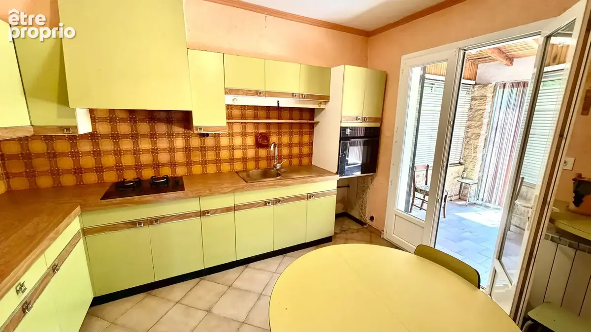 Maison de plain pied sur 428 m² de jardin clos et arboré. - photo 5