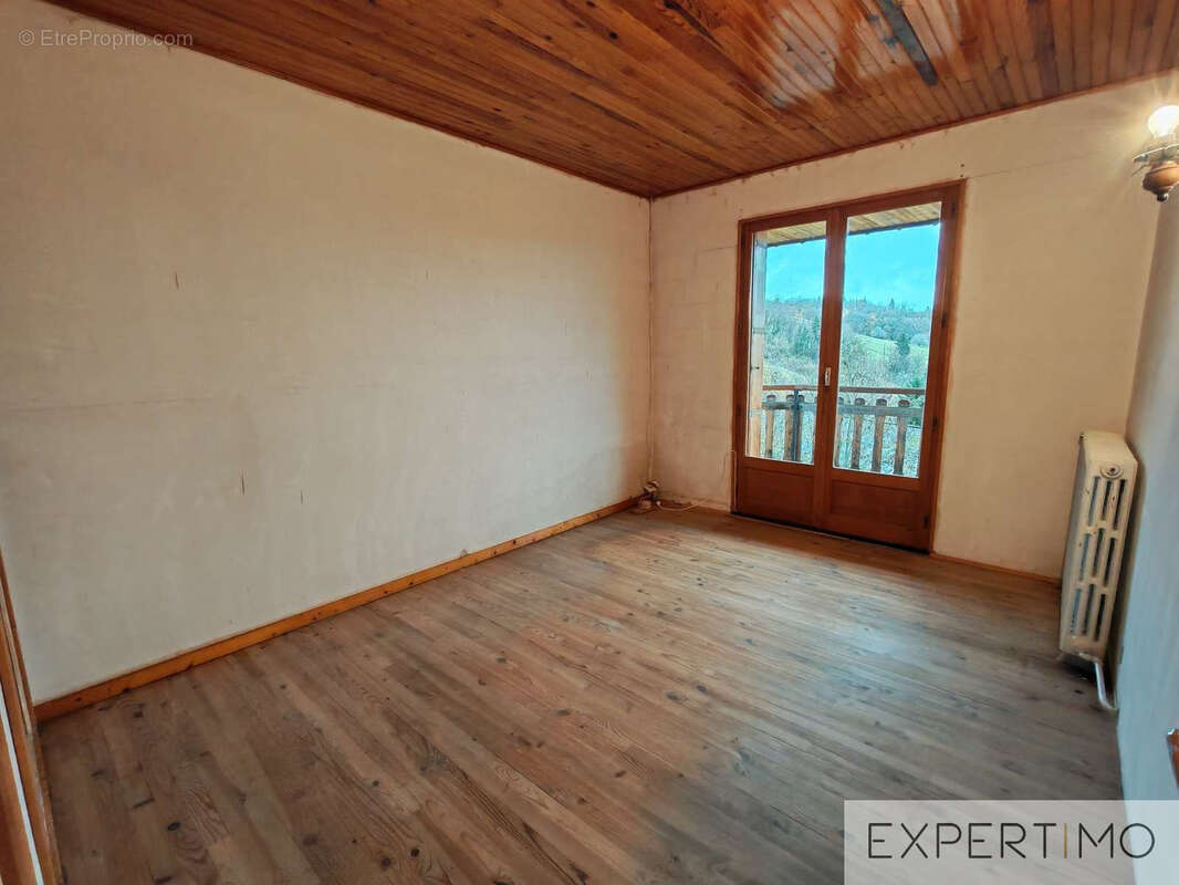Maison a renover - opportunite rare - grand sous-sol - au calme - vue montagnes - photo 10