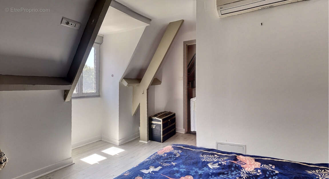 Maison à SAINT-CHAMASSY