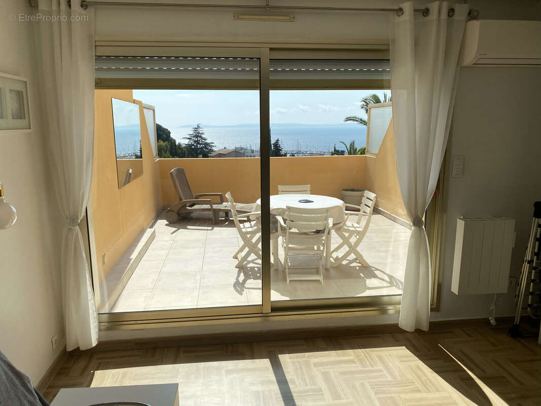 Magnifique Vue Mer Pour Ce Splendide Studio Avec Grande Terrasse Centre Du Lavandou. - photo 3
